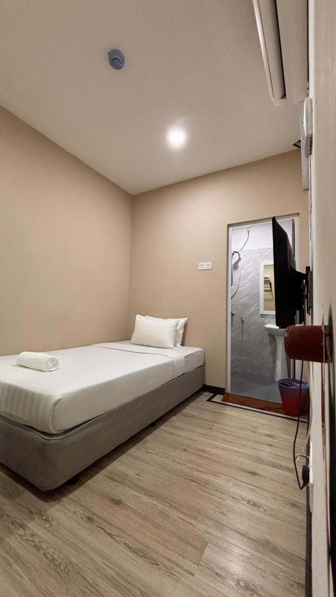 Hotel Ada & 2*